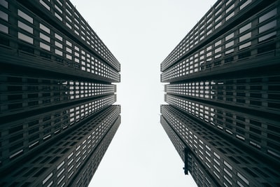 两幢灰色的高层建筑